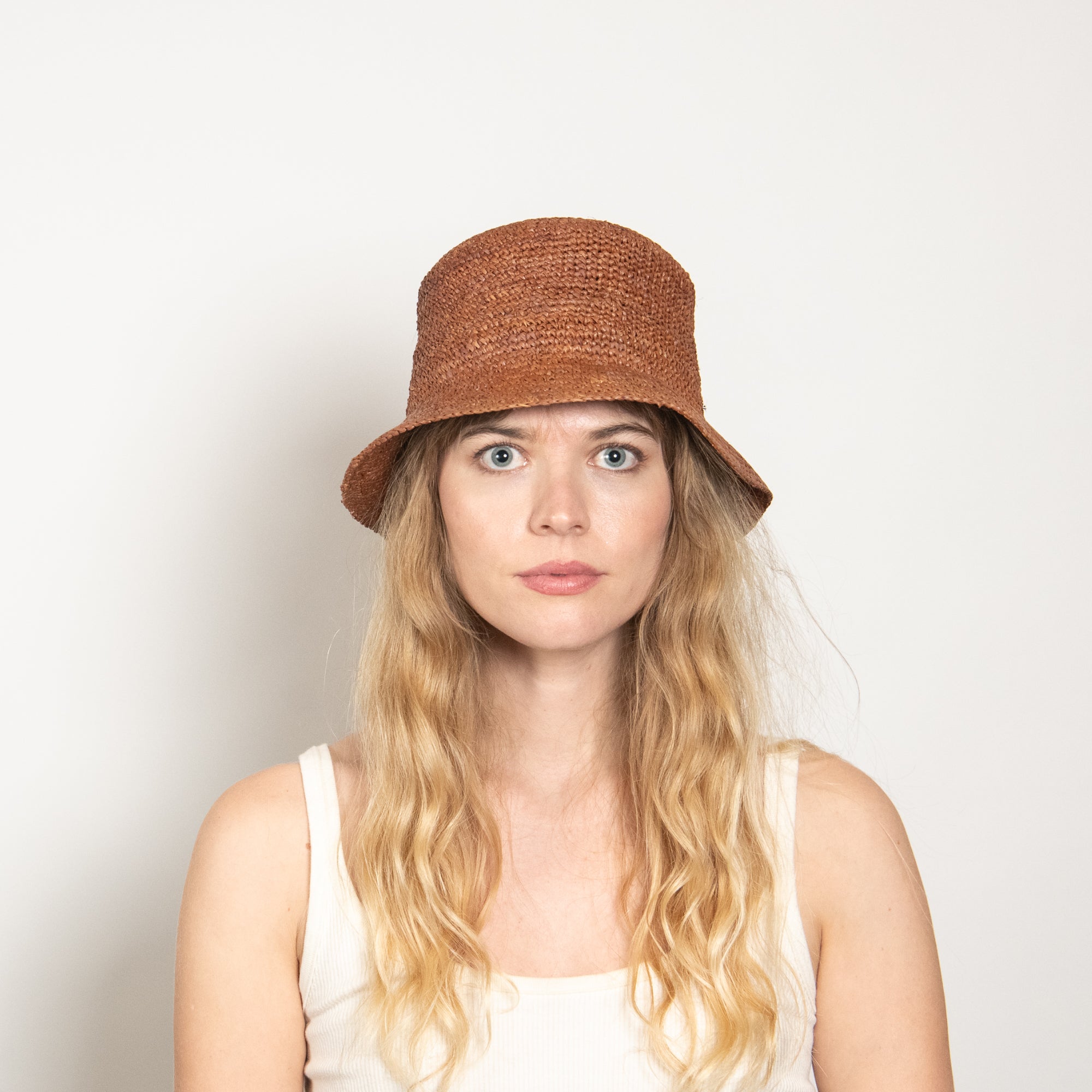 Aden Raffia Bucket Hat in Chocolate