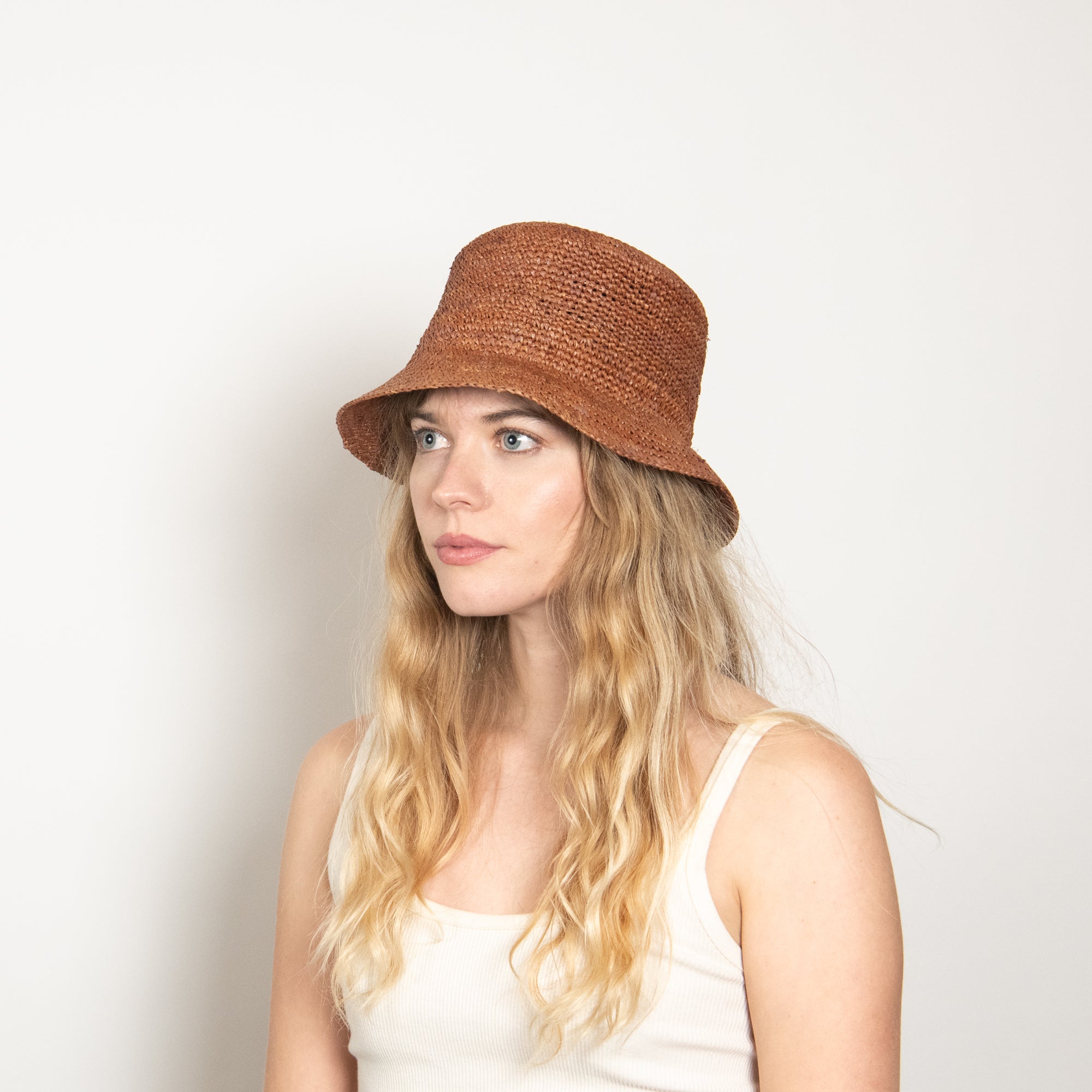 Aden Raffia Bucket Hat in Chocolate