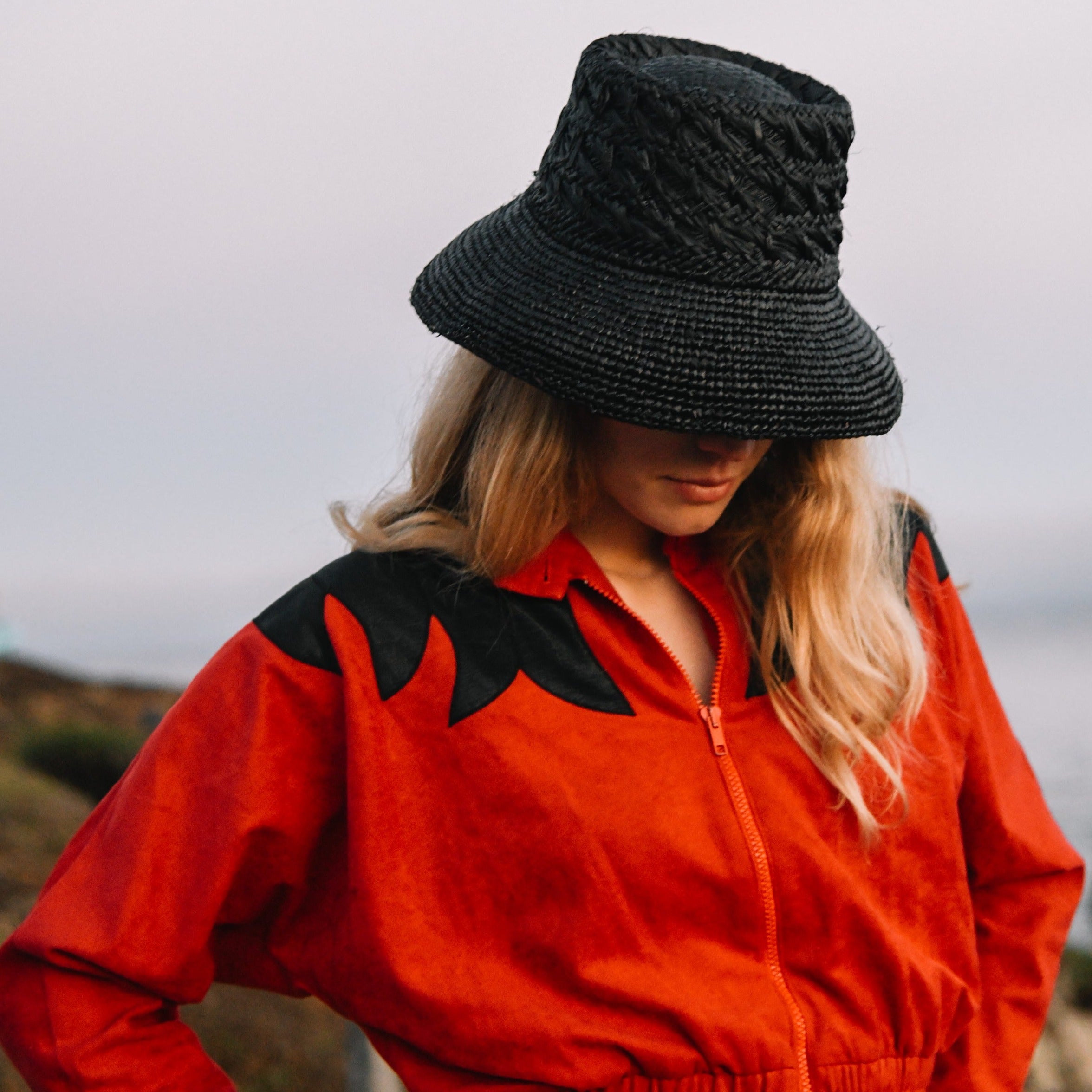 Fina Raffia Bucket in Black
